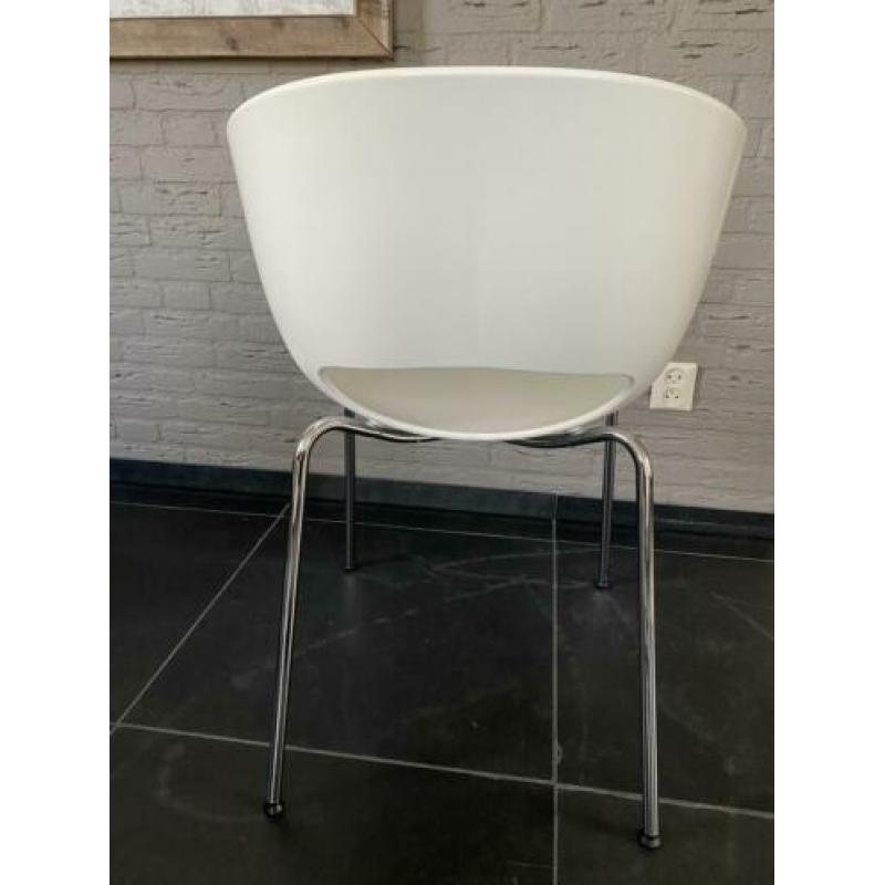 4 witte strakke stoelen