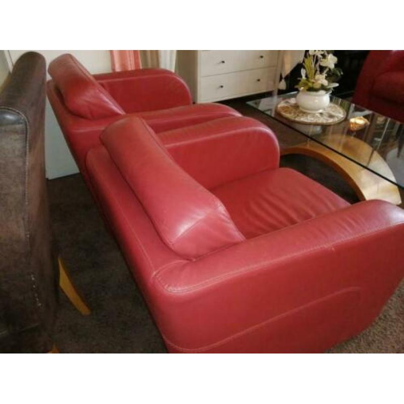 Rood leren 2 zitsbank met 2 bijpassende fauteuils