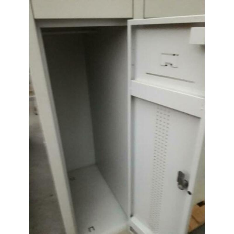 Locker voor kleding speelgoed gereedschap incl sleutels.