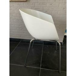 4 witte strakke stoelen