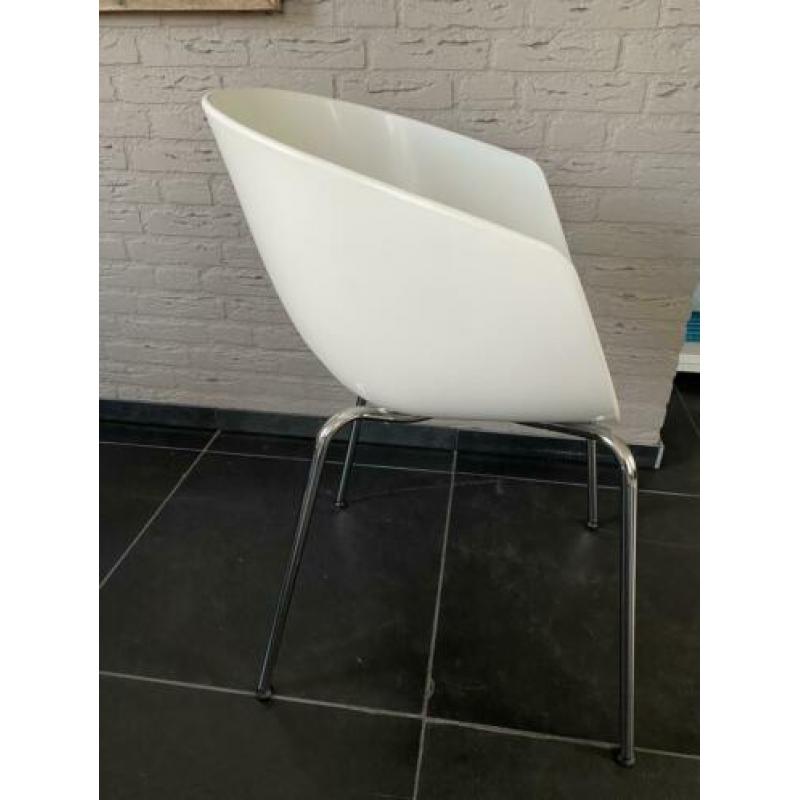 4 witte strakke stoelen