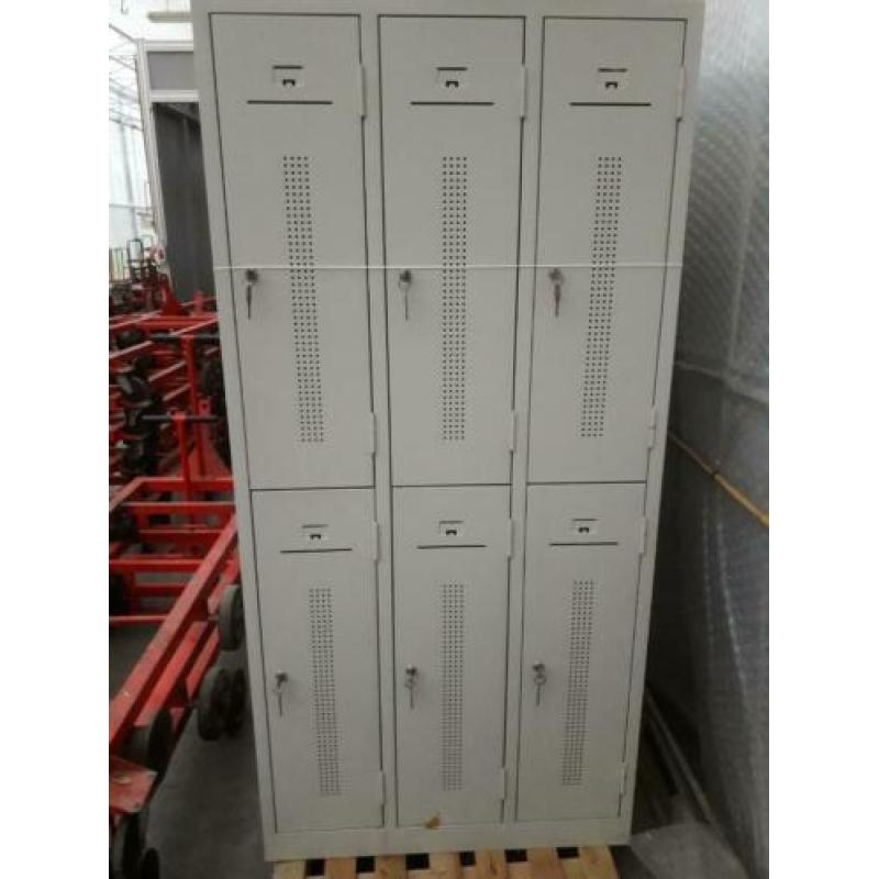 Locker voor kleding speelgoed gereedschap incl sleutels.