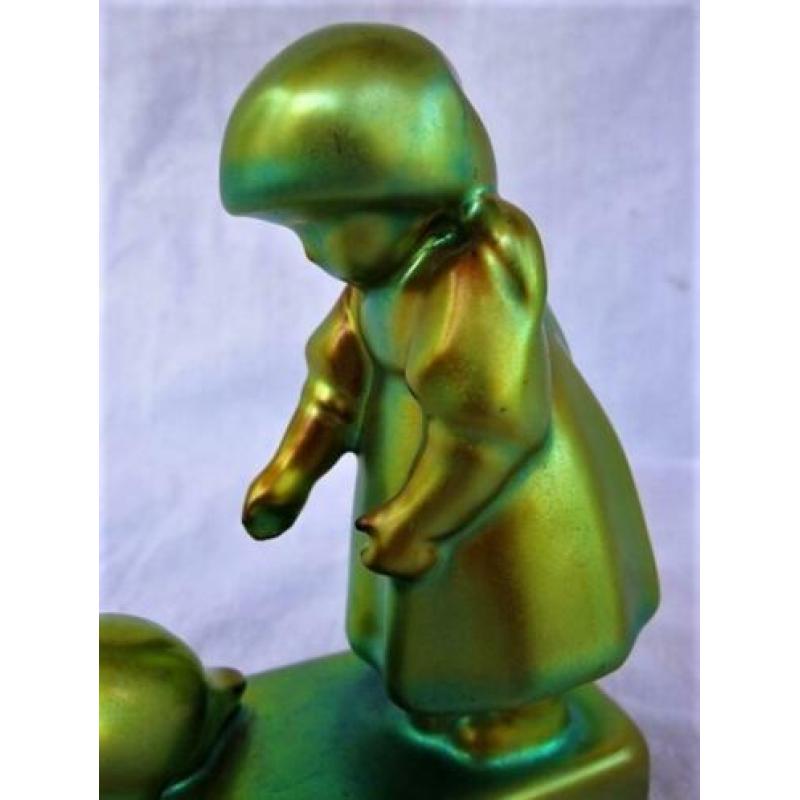Zsolnay - Meisje met kip in groen eosin (8011)