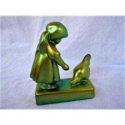 Zsolnay - Meisje met kip in groen eosin (8011)