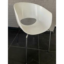 4 witte strakke stoelen