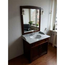 Vintage wastafelmeubel met marmeren blad en spiegel