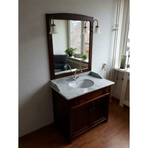 Vintage wastafelmeubel met marmeren blad en spiegel