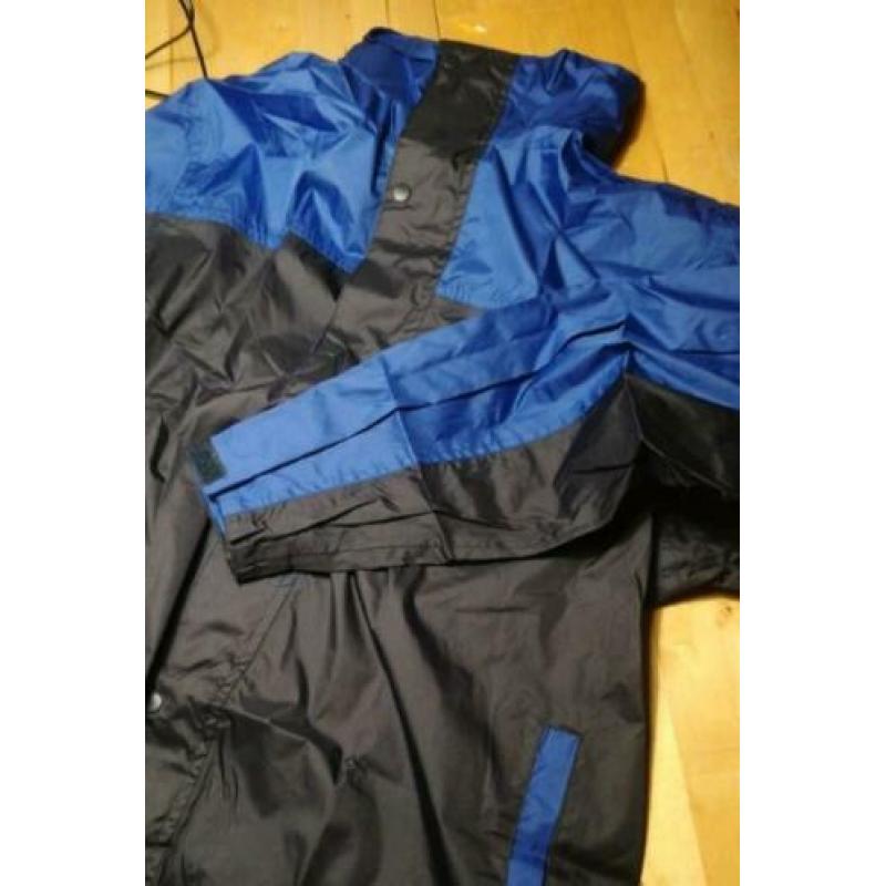 Nieuw! Regenpak in tasje. Jas L broek M