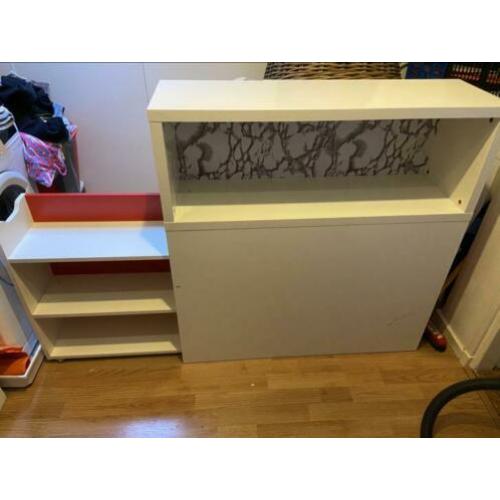 Kast met uitschuiflade. Ikea hoofd eind bed malm