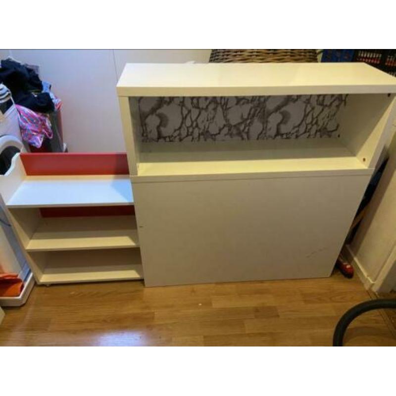 Kast met uitschuiflade. Ikea hoofd eind bed malm