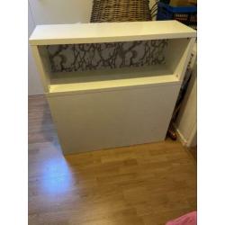 Kast met uitschuiflade. Ikea hoofd eind bed malm