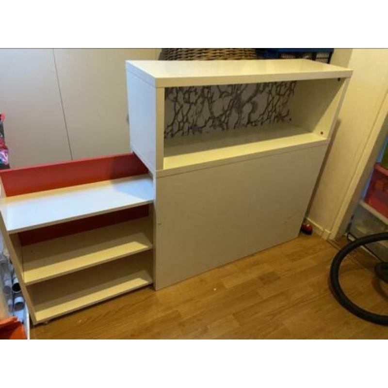 Kast met uitschuiflade. Ikea hoofd eind bed malm