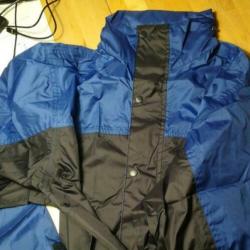 Nieuw! Regenpak in tasje. Jas L broek M