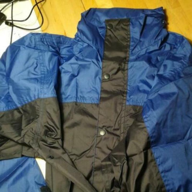 Nieuw! Regenpak in tasje. Jas L broek M