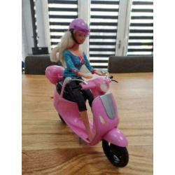 Barbie op scooter