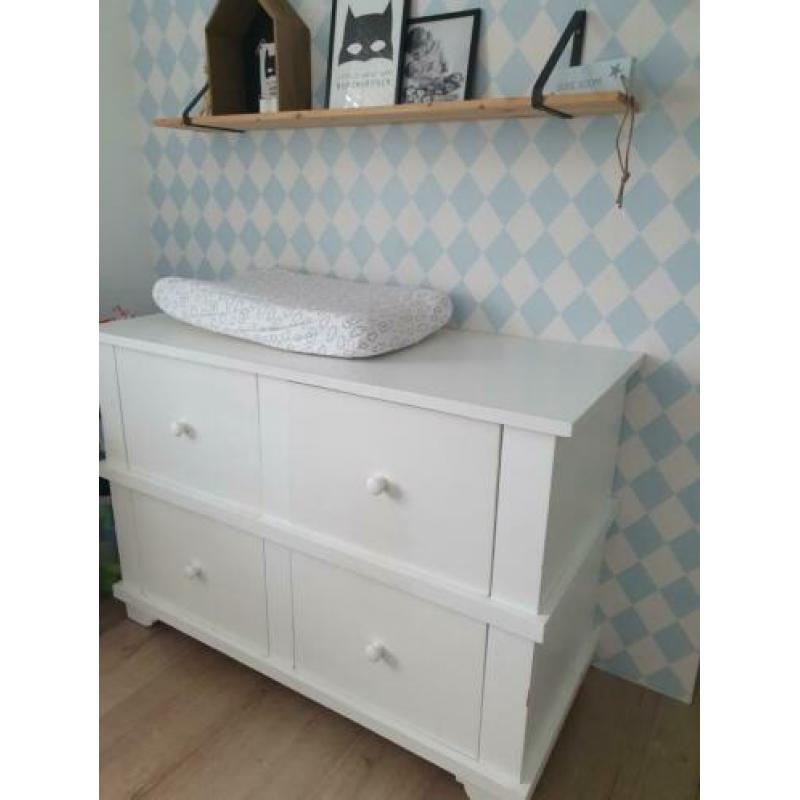 Prachtige, zeer ruime commode van het merk Timzowood.