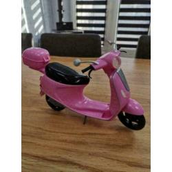 Barbie op scooter