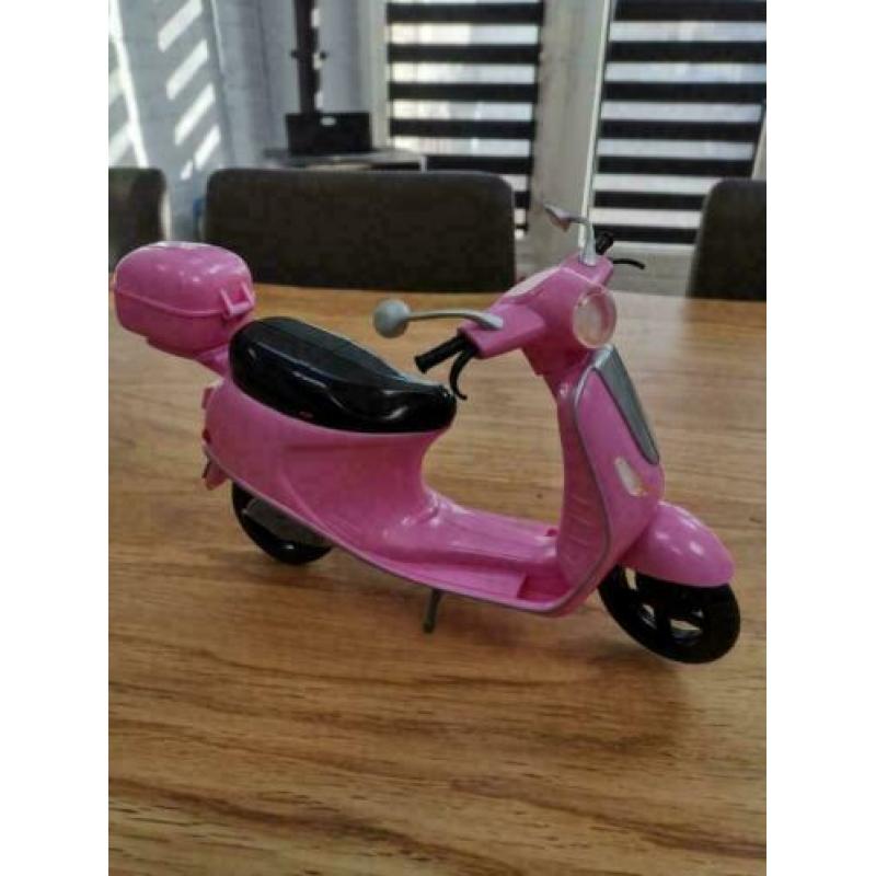 Barbie op scooter