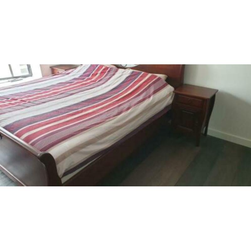 Massief houten bed 180 x 200cm met 2 nachtkastjes
