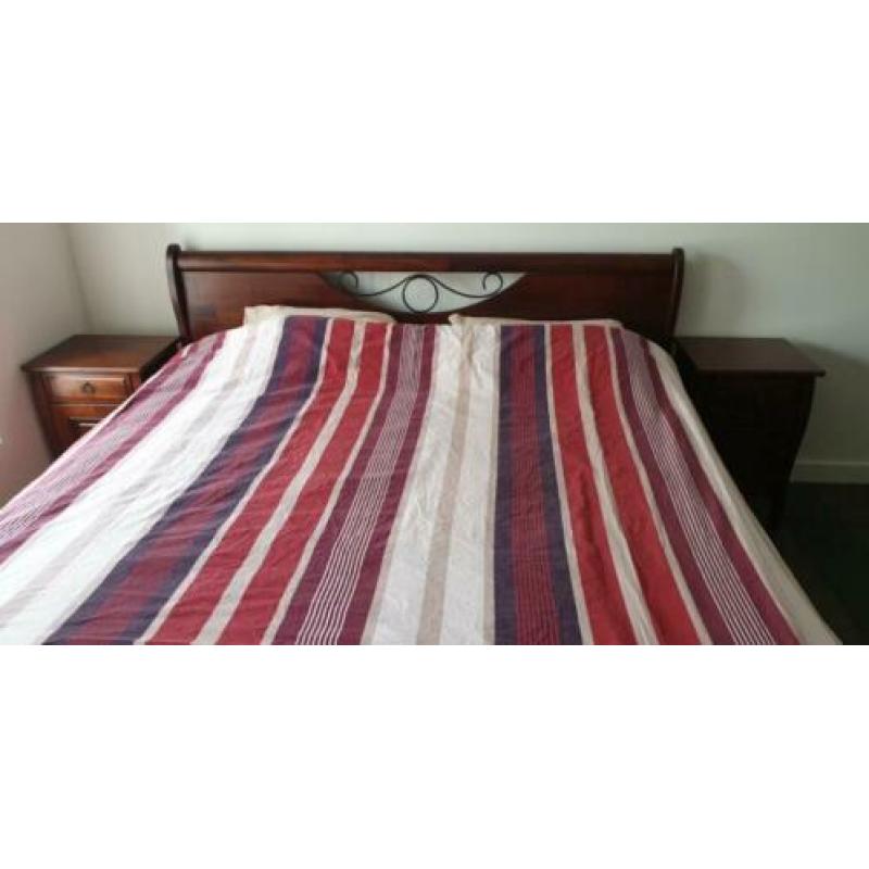 Massief houten bed 180 x 200cm met 2 nachtkastjes