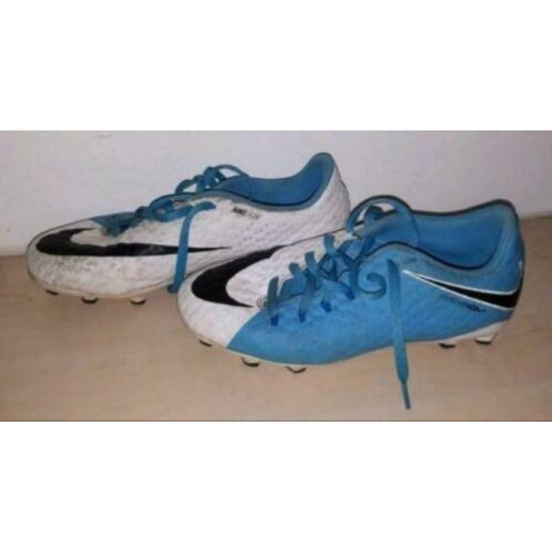 Voetbal en sneakers