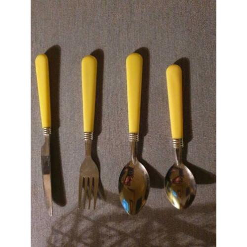Bestek met geel handvat in 6 bestekmandjes