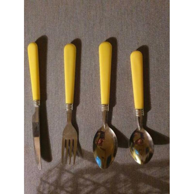 Bestek met geel handvat in 6 bestekmandjes