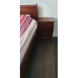 Massief houten bed 180 x 200cm met 2 nachtkastjes