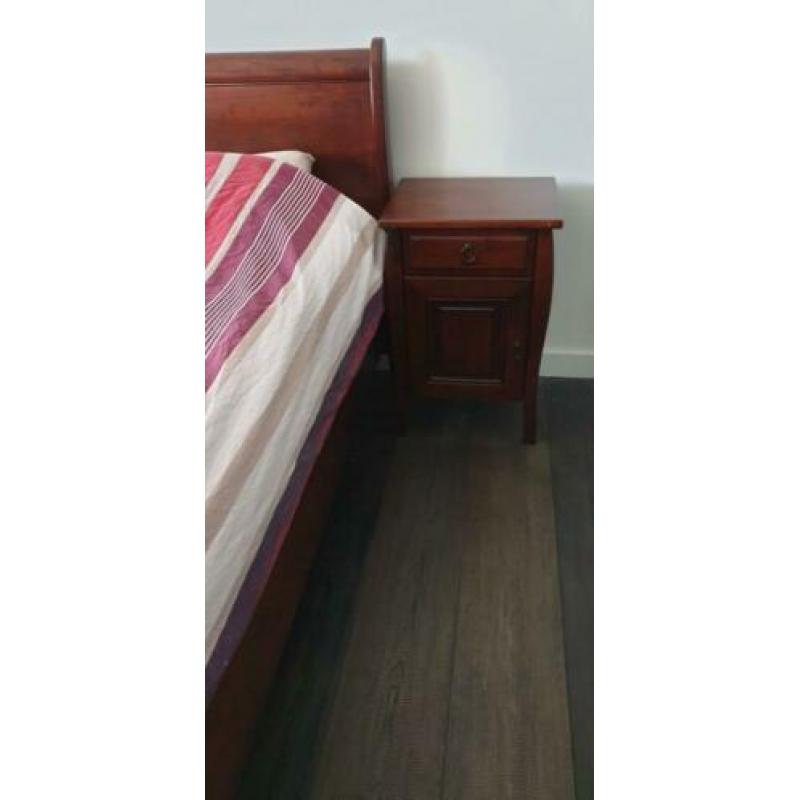 Massief houten bed 180 x 200cm met 2 nachtkastjes
