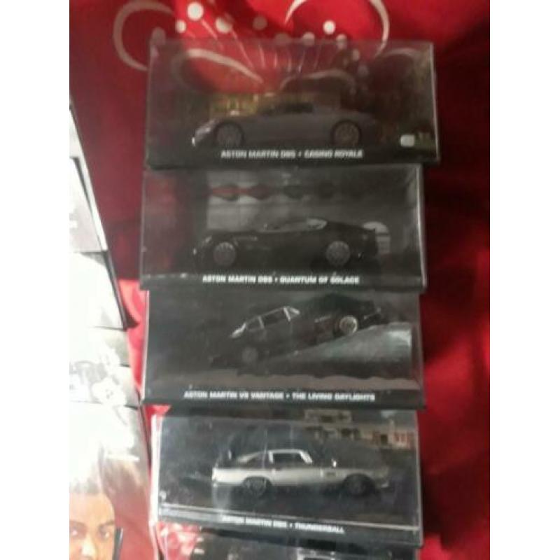 James Bond Aston Martin 7x met magazine