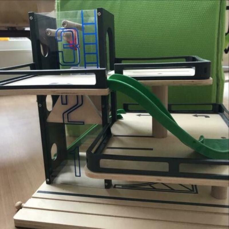 Garage voor houten treinbaan