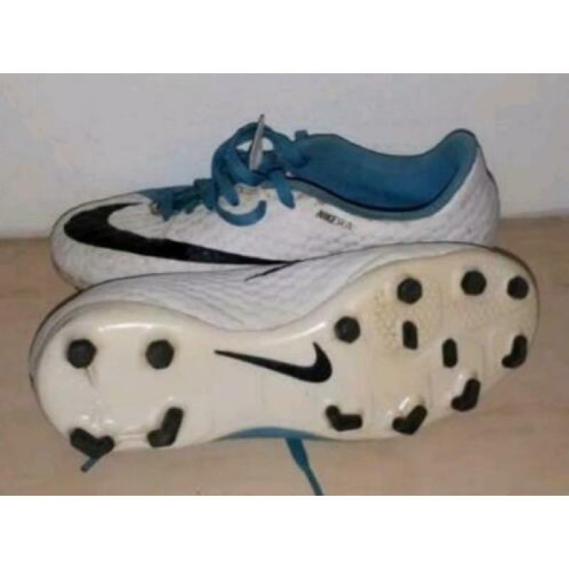 Voetbal en sneakers