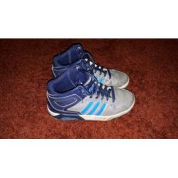 Voetbal en sneakers