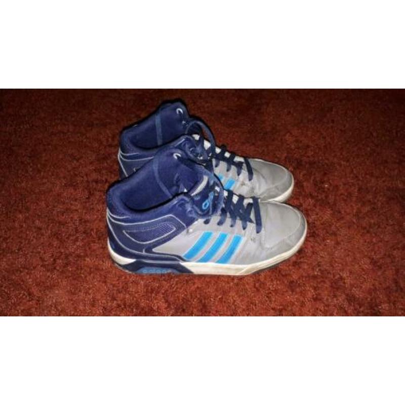 Voetbal en sneakers