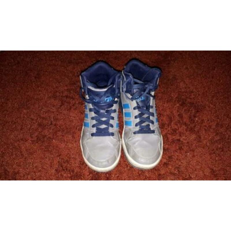 Voetbal en sneakers