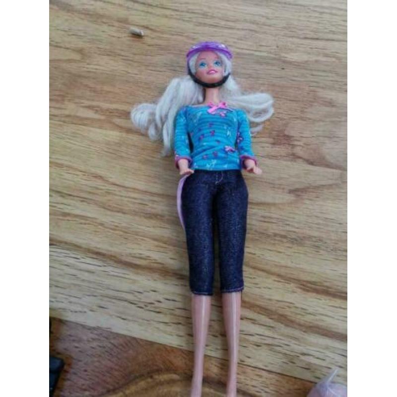 Barbie op scooter