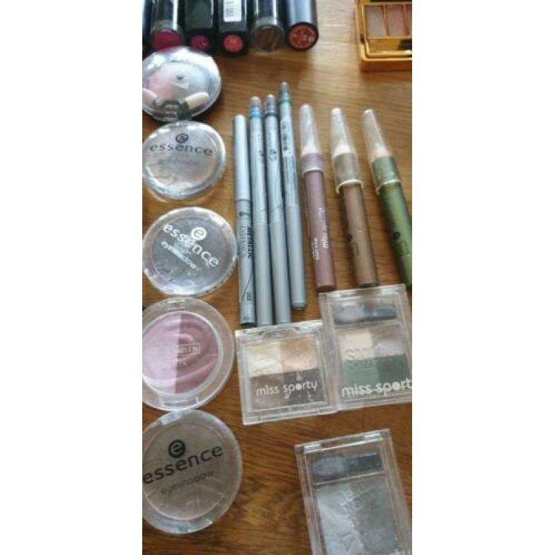 Heel veel make-up....Wie?