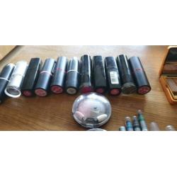 Heel veel make-up....Wie?