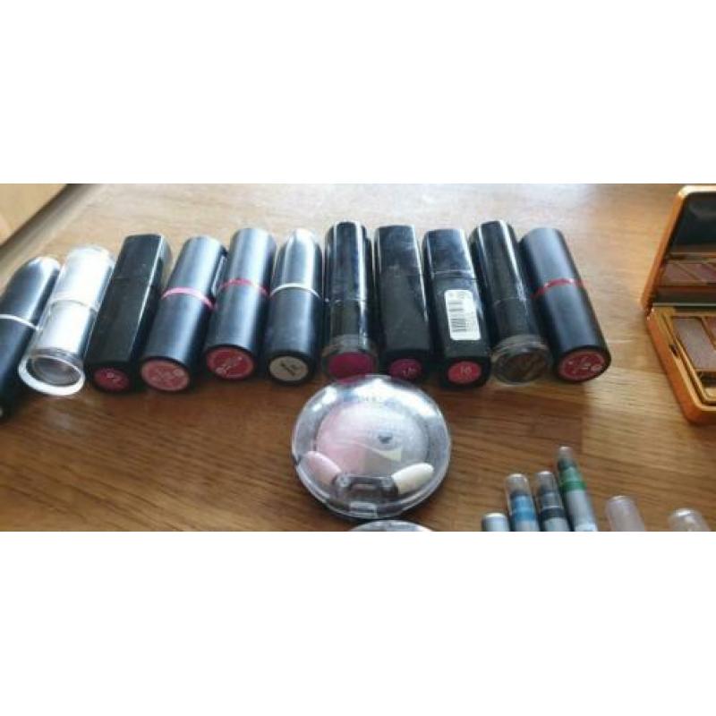 Heel veel make-up....Wie?