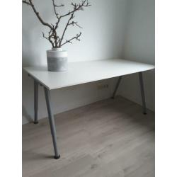 Wit ikea bureau thyge i.z.g.st