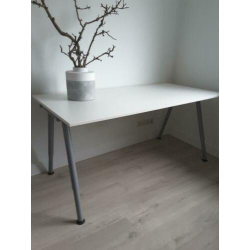 Wit ikea bureau thyge i.z.g.st