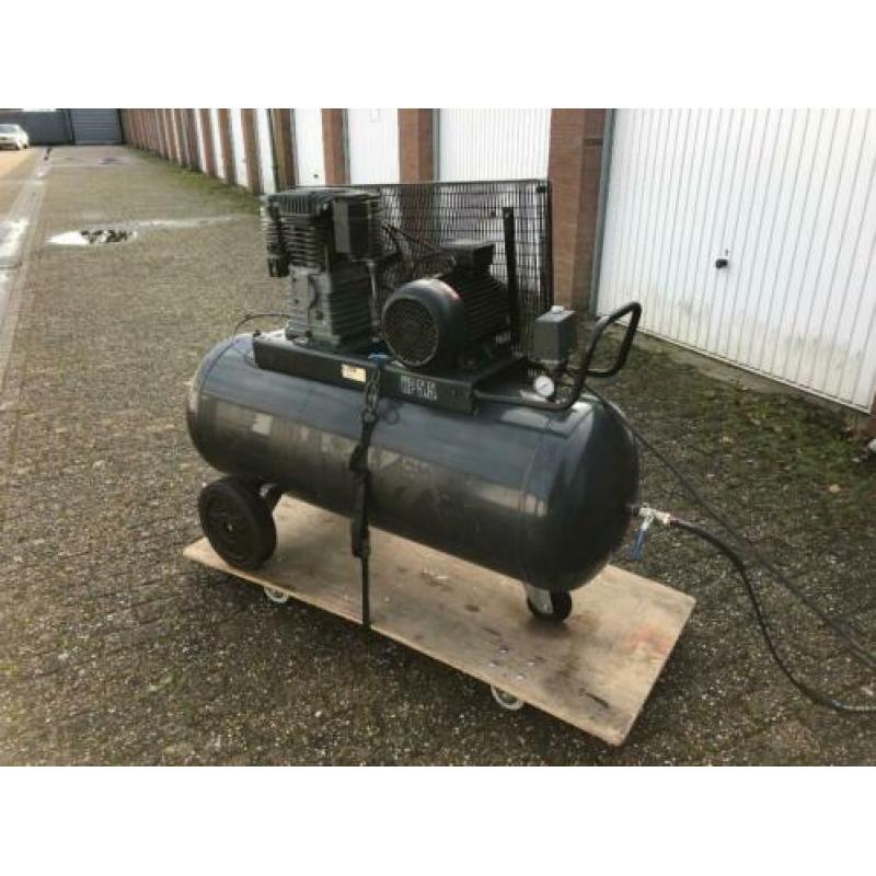 Zuigercompressor 5.5pk 270L
