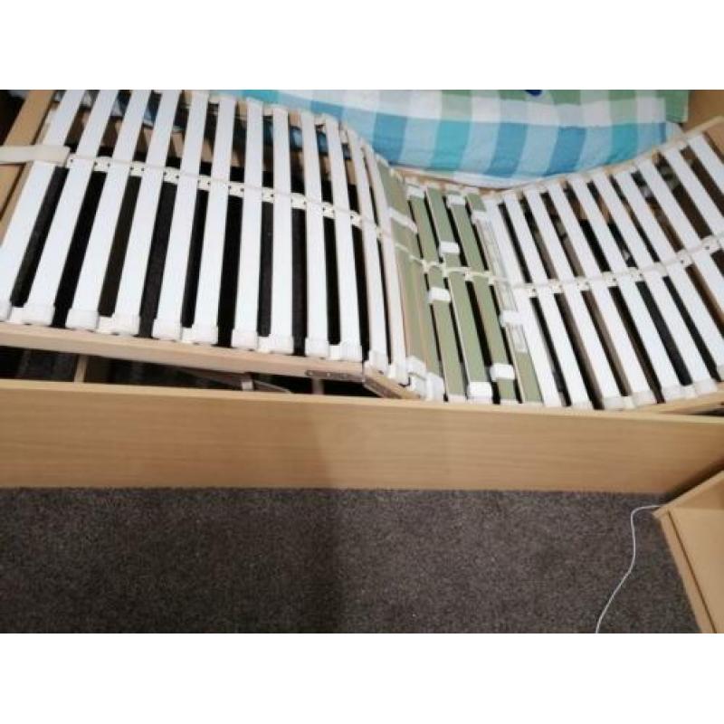 Te koop 2 elektrische lattenbodems evt met matrassen