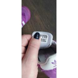 Adidas meisjes speakers maat 19.