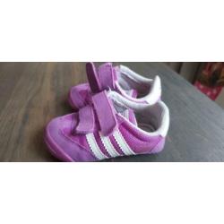 Adidas meisjes speakers maat 19.