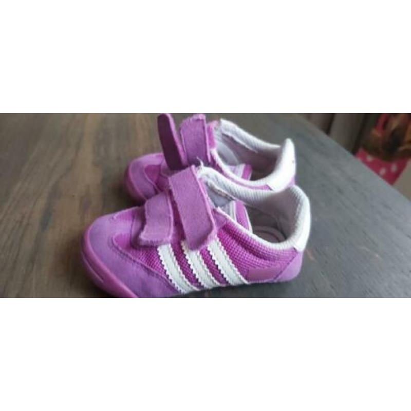 Adidas meisjes speakers maat 19.