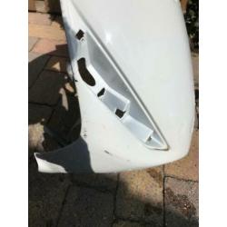 Witte scouterkappen Piaggio en zwart zadeldek voor scouter