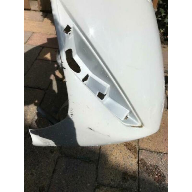 Witte scouterkappen Piaggio en zwart zadeldek voor scouter