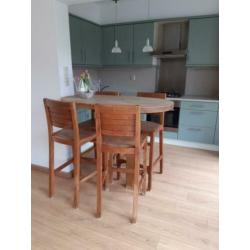 Mooie houten barstoelen (4) en bartafel