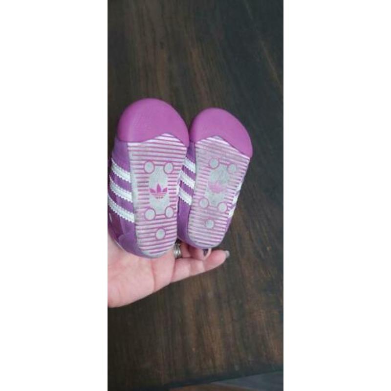 Adidas meisjes speakers maat 19.